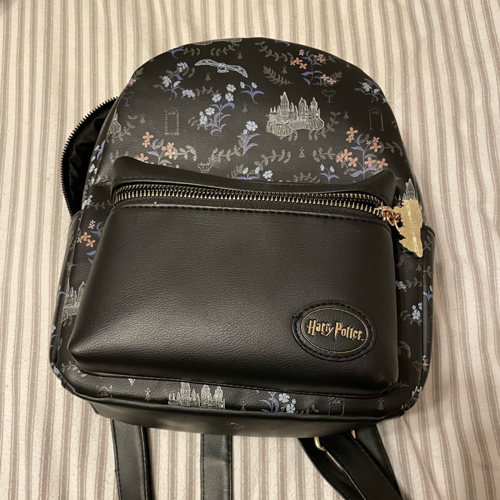 Harry Potter loungefly backpack black with gold zippers, hogworts zipper pouch